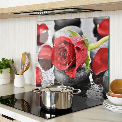 Planche à découper en verre Rose sur pierres avec gouttes d'eau