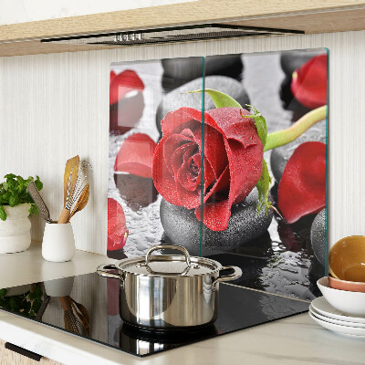 Planche à découper en verre Rose sur pierres avec gouttes d'eau