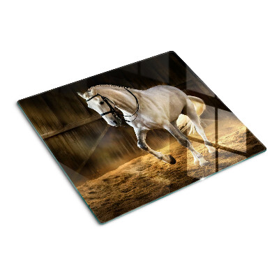 Planche à découper verre Un cheval en mouvement dans l'écurie