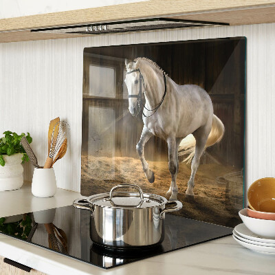 Planche à découper verre Un cheval en mouvement dans l'écurie
