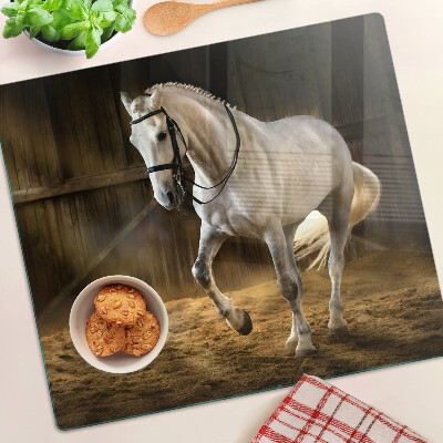 Planche à découper verre Un cheval en mouvement dans l'écurie