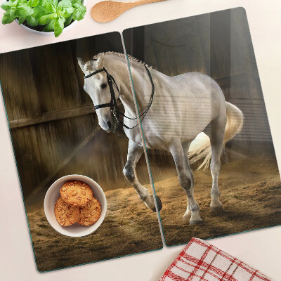 Planche à découper verre Un cheval en mouvement dans l'écurie