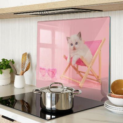 Planche à découper verre Chaton sur une chaise longue sur fond rose