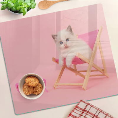 Planche à découper verre Chaton sur une chaise longue sur fond rose