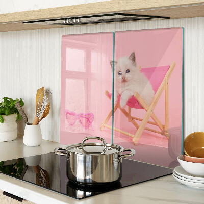 Planche à découper verre Chaton sur une chaise longue sur fond rose