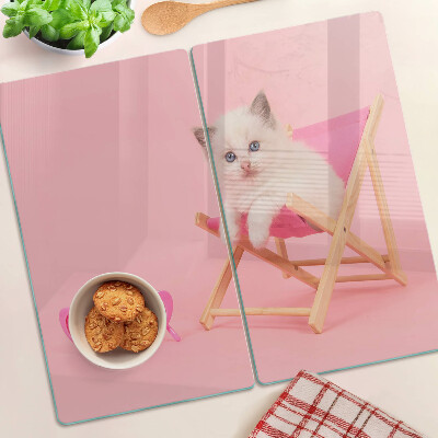 Planche à découper verre Chaton sur une chaise longue sur fond rose