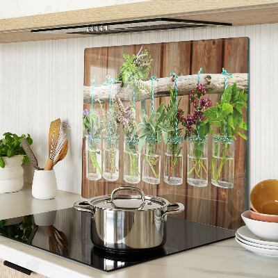 Planche à découper en verre Herbes en pots sur fond de bois
