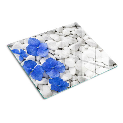 Planche à découper verre Fleurs bleues sur pierres blanches