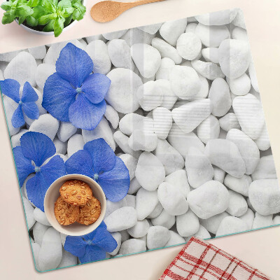 Planche à découper verre Fleurs bleues sur pierres blanches