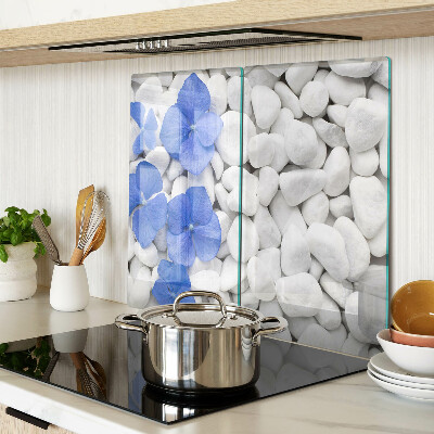 Planche à découper verre Fleurs bleues sur pierres blanches