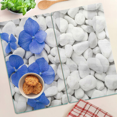 Planche à découper verre Fleurs bleues sur pierres blanches