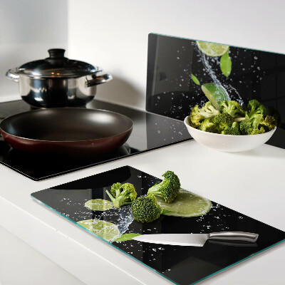 Planche à découper verre Citrons dans l'eau avec des feuilles de menthe