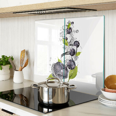 Planche à découper en verre Prunes dans l'eau avec des feuilles