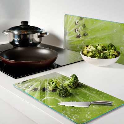 Planche à découper verre Kiwi avec des gouttes d'eau