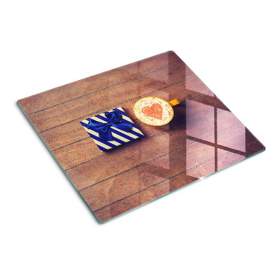 Planche à découper verre Un cadeau avec un cœur sur une tasse