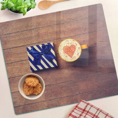 Planche à découper verre Un cadeau avec un cœur sur une tasse