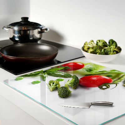 Planche à découper verre Légumes sur un comptoir blanc