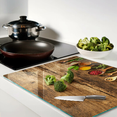 Planche à découper en verre Épices et herbes sur fond de bois