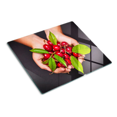 Planche à découper verre Cerises rouges dans les mains