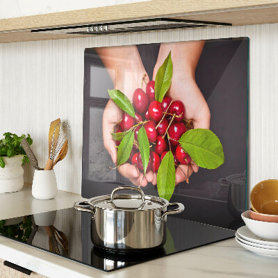 Planche à découper verre Cerises rouges dans les mains