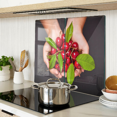 Planche à découper verre Cerises rouges dans les mains
