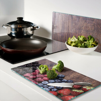 Planche à découper verre Fruits des bois sur fond de bois