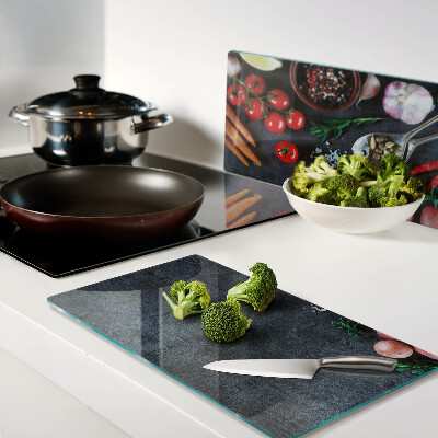 Planche à découper en verre Légumes et épices sur fond sombre