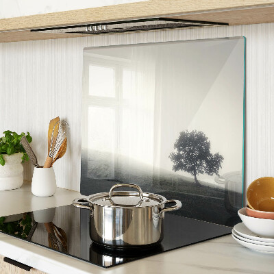 Planche à découper verre Un arbre dans un paysage brumeux