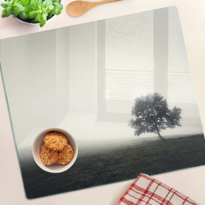 Planche à découper verre Un arbre dans un paysage brumeux