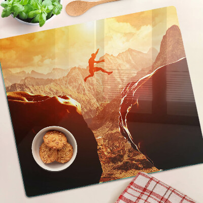 Planche à découper en verre Sauter dans les montagnes au coucher du soleil
