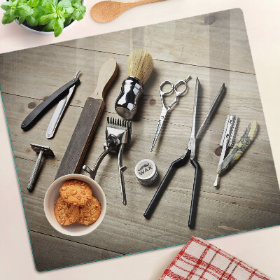 Planche à découper en verre Outils de coiffure sur fond de bois