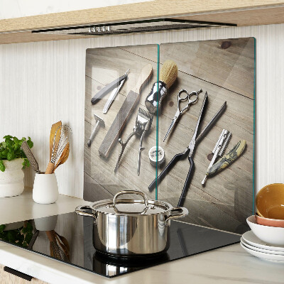 Planche à découper en verre Outils de coiffure sur fond de bois