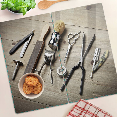 Planche à découper en verre Outils de coiffure sur fond de bois