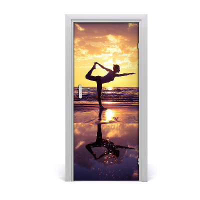 Stickers porte interieur Les gens yoga sur la plage