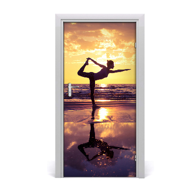 Stickers porte interieur Les gens yoga sur la plage