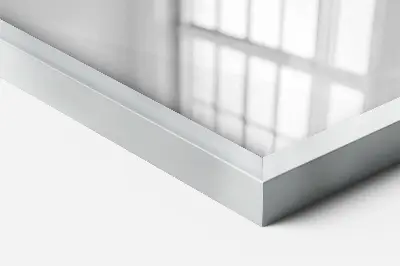Miroir mural avec cadre argenté modèle moderne et décoratif