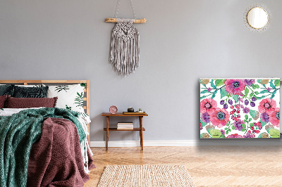 Un tapis avec un imprimé radiateur Fleurs et baies