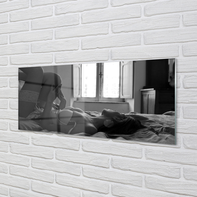 Tableaux sur verre acrylique Femme couchée sur la fenêtre de visualisation