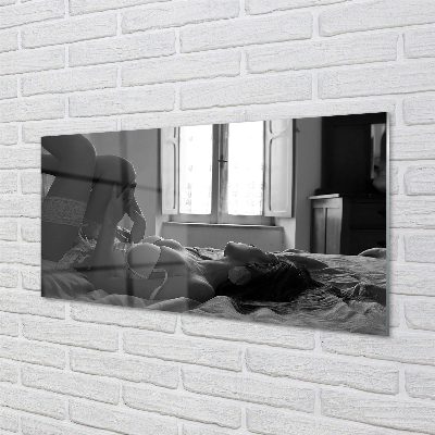 Tableaux sur verre acrylique Femme couchée sur la fenêtre de visualisation