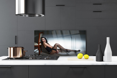 Panneaux de cuisine en verre Femme chaise personnes brun beige noir
