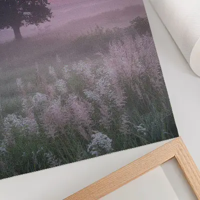 Impression sur toile arbre solitaire dans le brouillard avec un ciel aux couleurs pastel