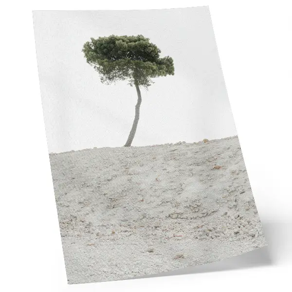 Décoration murale arbre solitaire sur fond clair au style minimaliste