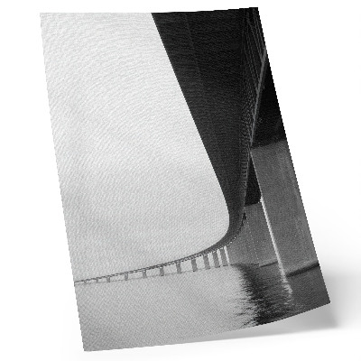 Impression sur toile La structure grossière du pont au-dessus de l'eau