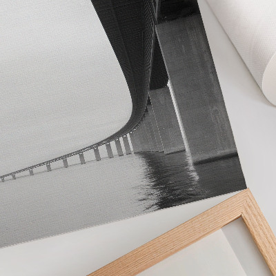 Impression sur toile La structure grossière du pont au-dessus de l'eau