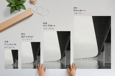 Impression sur toile La structure grossière du pont au-dessus de l'eau