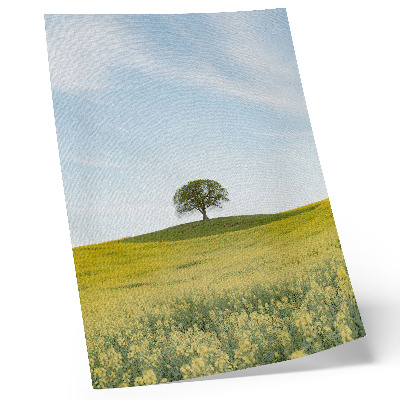 Décoration murale Un arbre sur une colline dans un champ jaune
