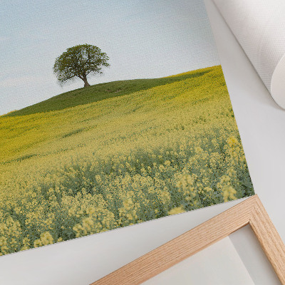 Décoration murale Un arbre sur une colline dans un champ jaune