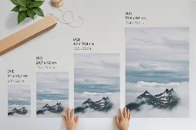 Affiche décorative sommets montagneux dans la brume, une scène paisible et élégante