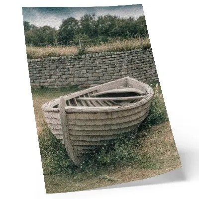 Affiche décorative bateau abandonné dans un champ d'herbes sur le thème de la nature paisible