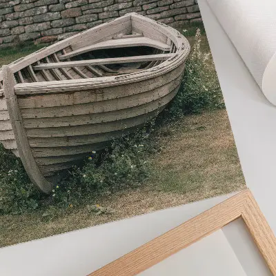 Affiche décorative bateau abandonné dans un champ d'herbes sur le thème de la nature paisible